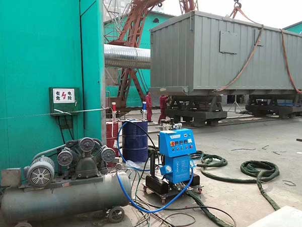不規則物體聚氨酯噴涂機 如何選擇?(圖2) Q2600聚氨酯噴涂機應用于移動房噴涂發泡保溫