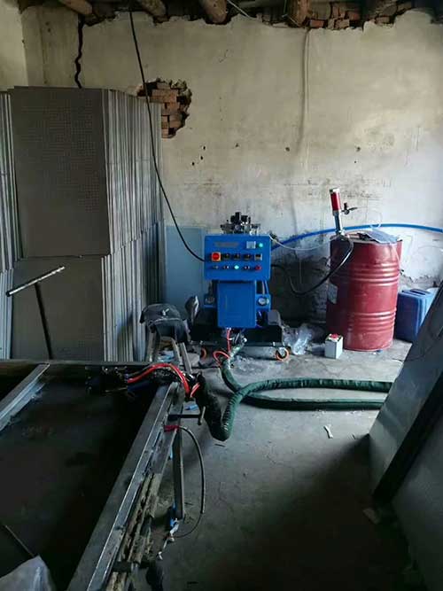 河南聚氨酯噴涂機養殖業保溫板發泡案例(圖1) 河南聚氨酯噴涂機養殖業保溫板發泡案例