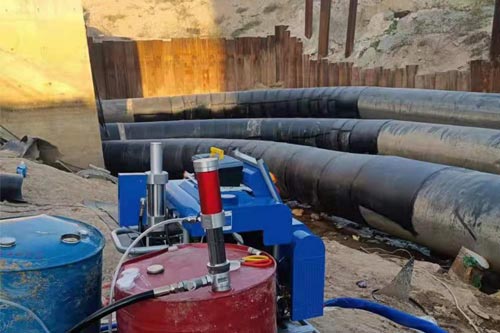 聚氨酯保溫材料管道補(bǔ)口施工專用噴涂設(shè)備(圖3) 聚氨酯保溫材料管道補(bǔ)口施工