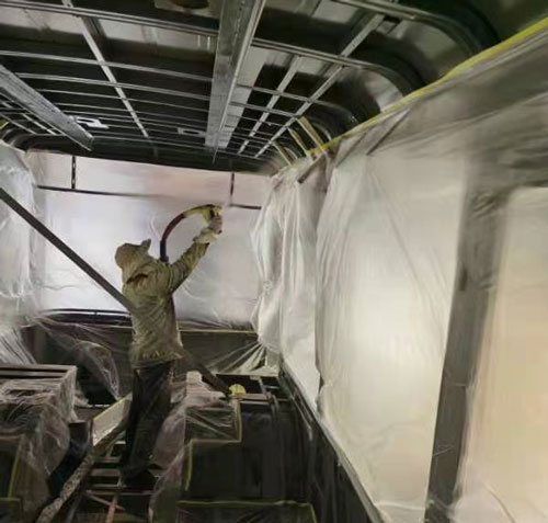 聚氨酯噴涂機(jī) 全車保溫噴涂聚氨酯泡沫(圖3) 全車保溫噴涂聚氨酯泡沫現(xiàn)場