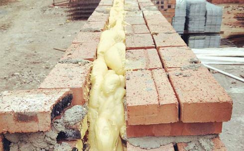 聚氨酯保溫外墻夾縫澆注聚氨酯設備施工(圖1) 聚氨酯保溫外墻夾縫澆注聚氨酯設備施工案例