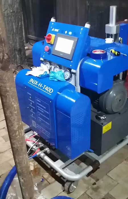 聚脲施工對于溫度和噴涂設(shè)備的有什么要求?(圖1) T40D聚脲噴涂機(jī)